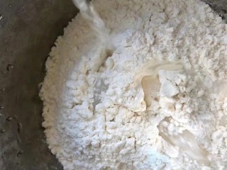 2、#懒人料理#黄金鸡蛋饼,加入260毫升左右的清水。