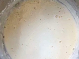 3、#懒人料理#黄金鸡蛋饼,和成牛奶状的面糊，注意把面粉颗粒打散。