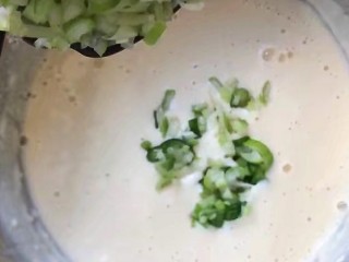 6、#懒人料理#黄金鸡蛋饼,再加点葱花，搅拌均匀。