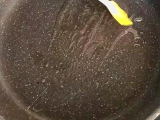 7、#懒人料理#黄金鸡蛋饼,平底锅摸适量的油。也可以摊成无油的。