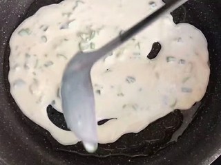 8、#懒人料理#黄金鸡蛋饼,浇上面糊，平铺均匀。