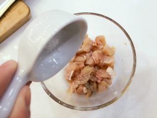 2、宝宝辅食：宝宝版健康鸡米花-24M+ ,在切好的鸡肉中加入一点点盐，用手抓几下，然后放在一边腌制10分钟左右。