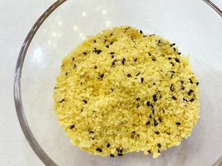 3、宝宝辅食：宝宝版健康鸡米花-24M+ ,把芝麻倒入，拌匀备用。