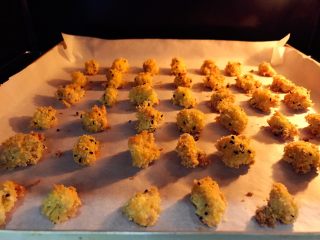 5、宝宝辅食：宝宝版健康鸡米花-24M+ ,放入烤箱，180度，上下火，中层，15分钟左右。烘烤时间需根据烤箱温度情况和鸡米花大小调整，注意别烤过头，烤过了外面口感会比较硬。