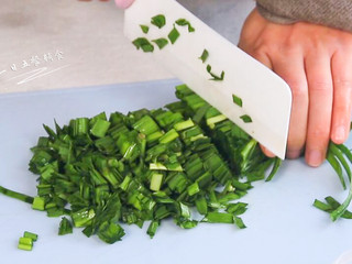 3、韭菜龙利鱼饼,韭菜切碎。