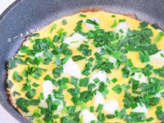 5、韭菜龙利鱼饼,晃晃锅子，饼能移动，直接出锅吧。