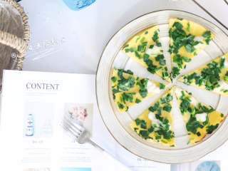 6、韭菜龙利鱼饼,香气十足，小柚子喜欢把鱼肉先一个个捻吃掉，再吃饼。