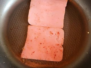 2、简易三明治,火腿切片 煎一下更香