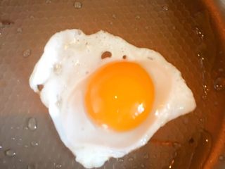 3、简易三明治,煎鸡蛋 略微撒点盐