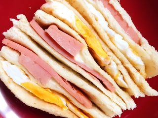 6、简易三明治,切一下 呵呵 原谅我 刀功不好 