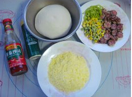 1、简易腊肠披萨 ,A材料全部混合入面包机完成揉面和发酵后，盖保鲜膜放冷藏室