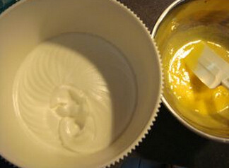 2、手指饼干,蛋白分三次加入50克细砂糖打至干性