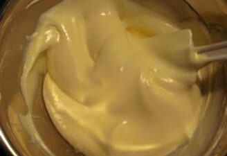 3、手指饼干,将蛋白分三次加入蛋黄糊中，切拌均匀成蛋糊