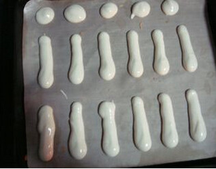 5、手指饼干,把面糊放在裱花袋里，挤在铺了油布的烤盘上，入预热好的烤箱，190度，8分钟左右