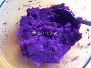 5、酸奶紫薯泥,一起按压，搅拌成泥。