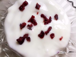 9、酸奶紫薯泥,还可以在酸奶上撒一些切碎的蔓越莓。