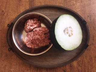1、冬瓜丸子汤,主要食材冬瓜和猪肉馅。