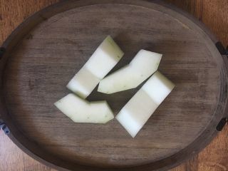 2、冬瓜丸子汤,冬瓜去皮去瓤。