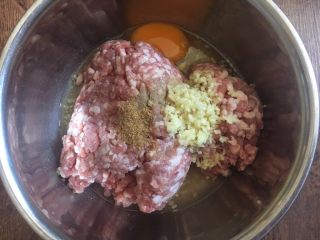 4、冬瓜丸子汤,肉馅里放入一个鸡蛋，放入3分之一小勺的十三香，放入3分之一小勺的白胡椒粉，放入2勺的料酒（白糯米酒），放入15g的姜末，朝一个方向搅拌均匀。