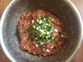 6、冬瓜丸子汤,放入葱花，在葱花上淋上1小勺香油，用香油裹住葱花，锁住葱汁，然后再朝一个方向继续搅拌均匀。