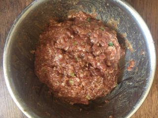 7、冬瓜丸子汤,搅拌好的肉圆馅放在冰箱里冷藏室里冷藏半个小时，一是入味，二是这样做出来的肉圆更有弹性。