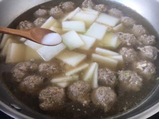 11、冬瓜丸子汤,放入适量的盐调味。