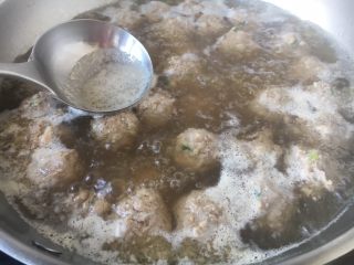 9、冬瓜丸子汤,先用汤把肉丸子养至漂起来，然后用勺撇去浮油。
