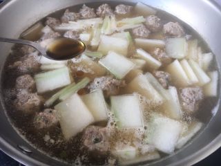 12、冬瓜丸子汤,放入1小勺的香油提香。