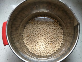 1、豌豆糕,洗净的豌豆泡水六个小时以上。