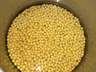 2、豌豆糕,泡好的豌豆膨胀开来粒粒金黄。