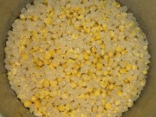 3、豌豆糕,用高压锅蒸十五分钟。加水的量没过豌豆一横指就可以啦。