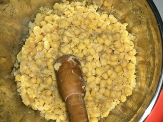 4、豌豆糕,这个是另一种做法,不要那么细。用捣蒜的工具捣碎就可以。加白糖适量喜欢甜的多加一点。