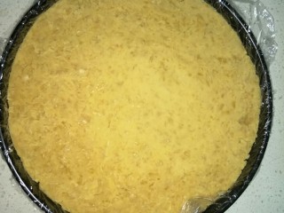 5、豌豆糕,捣好的豌豆装模具。下面必须铺一层保鲜膜。否则会倒不出来呀!等自然冷却后放冰箱冷藏四个小时以上。