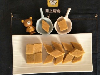 7、豌豆糕,欣赏一下吧。????上面那块已经被孩子迫不及待的拿走了????