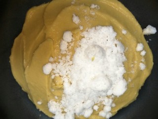 11、豌豆糕,加白糖用平底锅慢慢炒干。