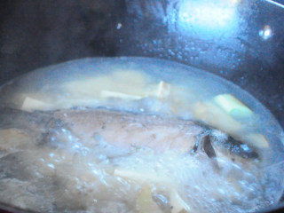 4、豆尖鲫鱼豆腐汤,放入高汤或开水及豆腐，大火烧开后转小火，10分钟后，放入适量盐及豌豆苗，马上关火