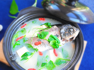5、豆尖鲫鱼豆腐汤,一碗美味的鲫鱼豆腐汤就做好了，简单有营养