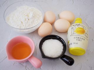 1、蜂蜜蛋糕,准备好材料