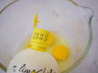 3、蜂蜜蛋糕,鸡蛋加入柠檬汁