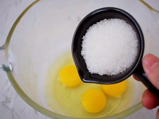 4、蜂蜜蛋糕,加入细砂糖