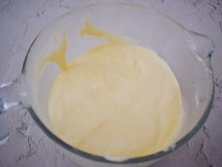 8、蜂蜜蛋糕,翻拌均匀，装入裱花袋中