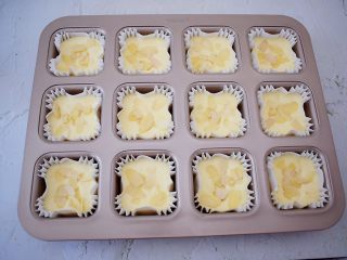 10、蜂蜜蛋糕,提起模具震出大气泡，表面再撒上杏仁片