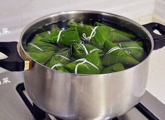 8、经典四角粽子包法详解，长寿米粽子 ,将包好的粽子紧挨着摆入锅中，排的紧密些。全部包好后，往锅中注满水置于灶上。