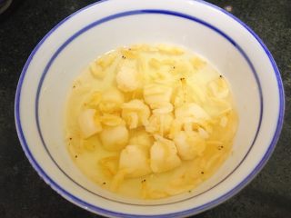 1、腊肠栗子糯米焖饭 快手美味,泡发好的干贝和虾米。