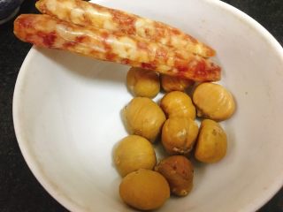 2、腊肠栗子糯米焖饭 快手美味,栗子提前稍煮8分钟，把栗子膜剥去。