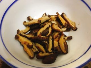 3、腊肠栗子糯米焖饭 快手美味,香菇挤干水分，切丝。