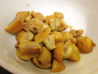 4、腊肠栗子糯米焖饭 快手美味,栗子切小块。