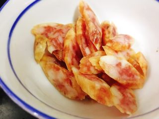 5、腊肠栗子糯米焖饭 快手美味,腊肠切片。