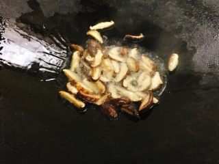 6、腊肠栗子糯米焖饭 快手美味,锅内加入少许油，7成热时加入香菇丝，爆香至微微金黄，加少许盐翻炒即可。
