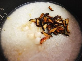 7、腊肠栗子糯米焖饭 快手美味,将炒好的香菇丝加入。